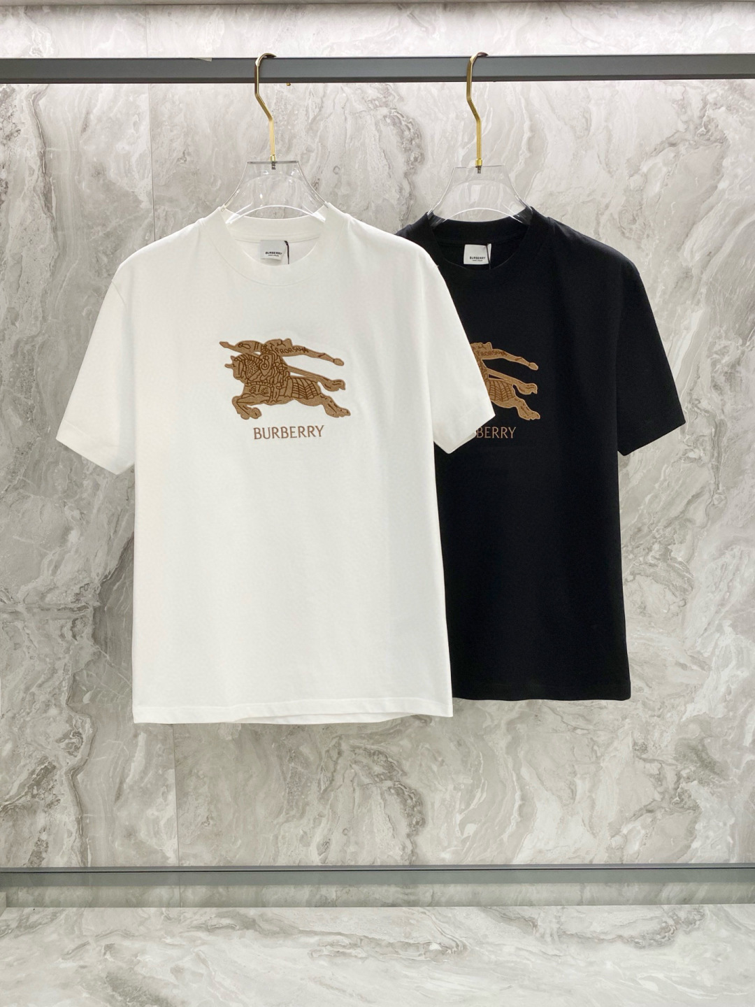 NO:150738,BBR2025 summer new short-sleeved T-shirt, special chapter loading and embroidery craftsmanship, personalized art series exclusively released on the entire network. The versatile details are perfectly processed 240 grams of pure cotton fabric is very exquisite. Original fabric. The same style of internet celebrities and celebrities. High-quality feel is very comfortable. Fashionable and personalized. Super versatile and beautiful style for men and women. Black and white. Number of codes M-3XL, T-shirt,tees, t-shirt,alexander wang19860909BBR2025夏季新款短袖T恤,特色的章载加刺绣工艺,个性艺术系列全网独家首发 百搭款细节处理完美240克纯棉面料十分精致 原版面料 网红明星同款高版本 高品质手感非常舒服 时尚又个性 超级百搭好看的一款男女同款 颜色黑、白 码数M-3XL,,T-shirt,tees，t-shirt,alexander wang,Men's clothing