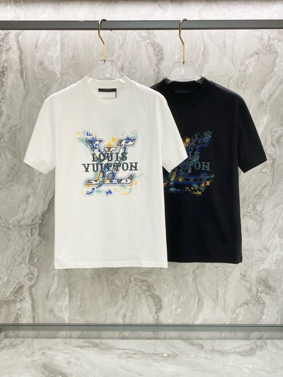 NO:150744,LV2025 summer new short-sleeved T-shirt, special embroidery and spray painting technology, personalized art series exclusively released on the entire network. The versatile details are perfectly processed 240 grams of pure cotton fabric is very exquisite. Original fabric. The same style of internet celebrities and celebrities. High-quality feel is very comfortable. Fashionable and personalized. Super versatile and beautiful style for men and women. Black and white. Number of codes M-3XL,,louis vuitton, T-shirt,tees, t-shirt,alexander wang19860909LV2025夏季新款短袖T恤,特色的刺绣加喷绘工艺,个性艺术系列全网独家首发 百搭款细节处理完美240克纯棉面料十分精致 原版面料 网红明星同款高版本 高品质手感非常舒服 时尚又个性 超级百搭好看的一款男女同款 颜色黑、白 码数M-3XL,,louis vuitton,T-shirt,tees，t-shirt,alexander wang,Men's clothing