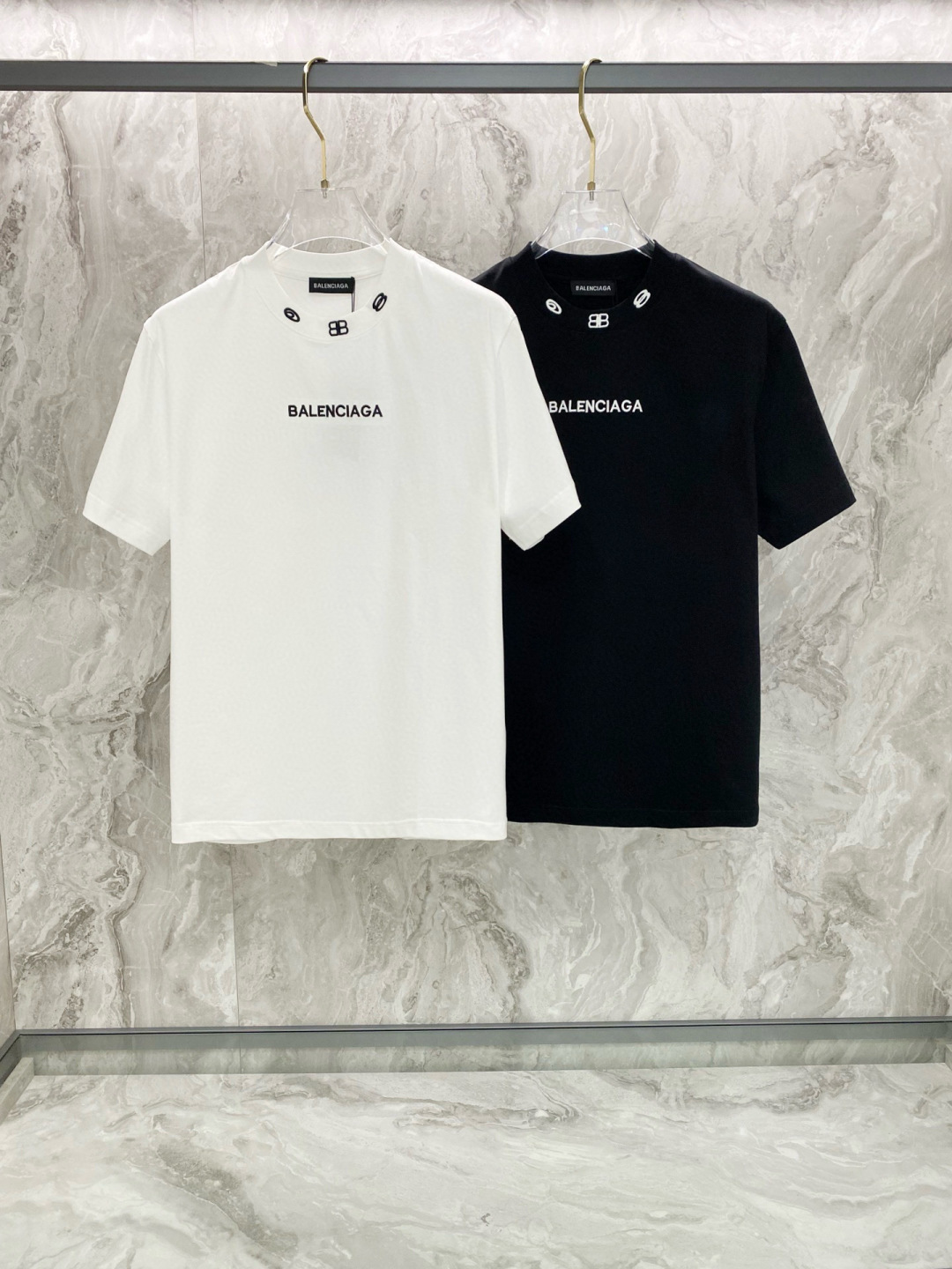 NO:150755,Balenciaga 2025 summer new short-sleeved T-shirt, special embroidery craftsmanship, personalized art series exclusively released on the entire network. The versatile details are perfectly processed 240 grams of pure cotton fabric is very exquisite. Original fabric. The same style of Internet celebrities and celebrities. High-quality feel is very comfortable. Fashionable and personalized. Super versatile and beautiful style for men and women. Black and white. Number of codes M-3XL, balenciaga, T-shirt,tees, t-shirt,alexander wang19860909巴黎世家2025夏季新款短袖T恤,特色的刺绣工艺,个性艺术系列全网独家首发 百搭款细节处理完美240克纯棉面料十分精致 原版面料 网红明星同款高版本 高品质手感非常舒服 时尚又个性 超级百搭好看的一款男女同款 颜色黑、白 码数M-3XL,,balenciaga,T-shirt,tees，t-shirt,alexander wang,Men's clothing