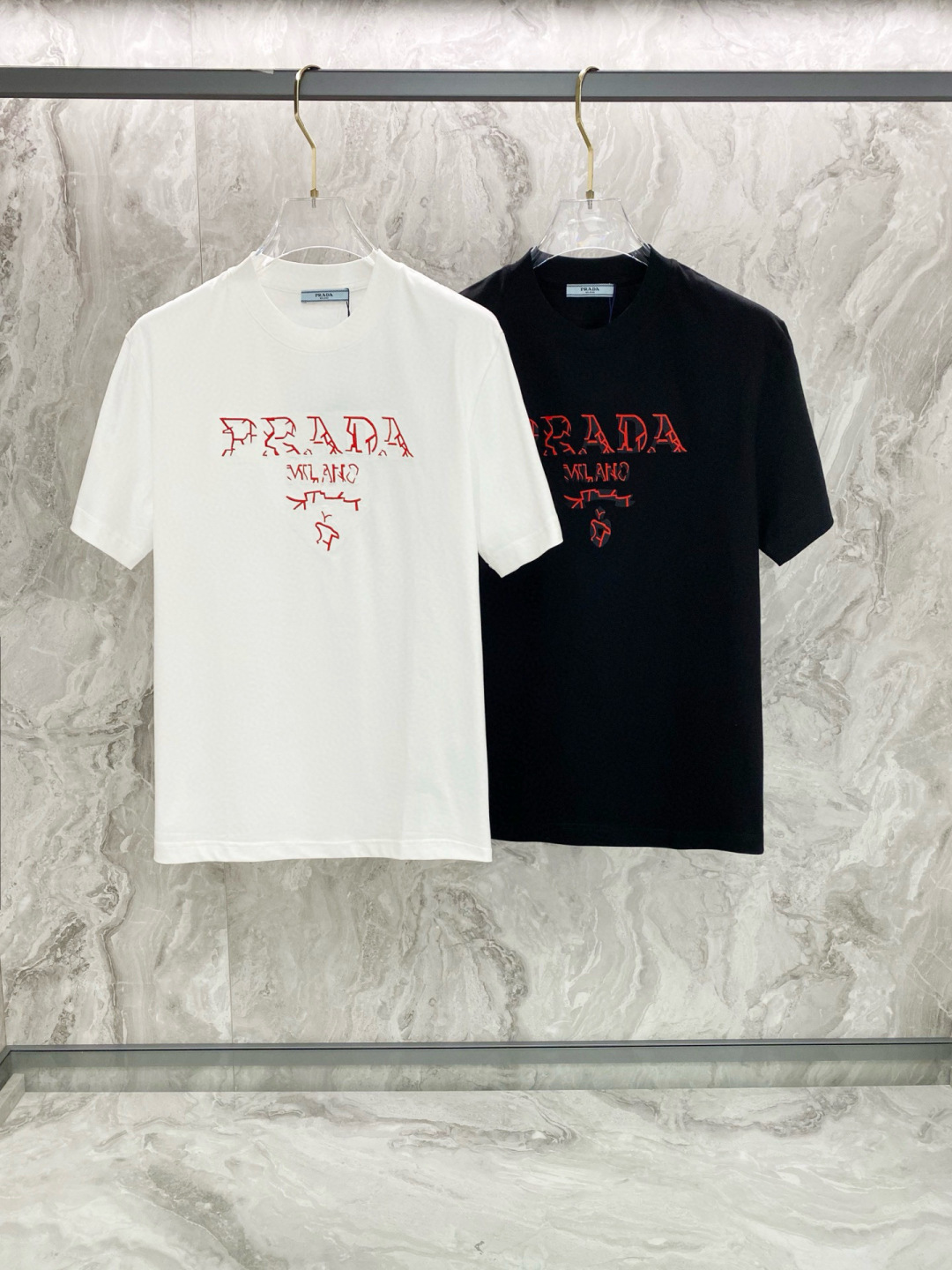 NO:150760,Prada's new short-sleeved T-shirt for summer 2025, special embroidery pattern craftsmanship, personalized art series exclusively released on the entire network. The versatile details are perfectly processed 240 grams of pure cotton fabric is very exquisite. Original fabric. The same style of internet celebrities and celebrities. High-quality feel is very comfortable. Fashionable and personalized. Super versatile and beautiful style for men and women. Black and white. Number of codes M-3XL, prada, T-shirt,tees, t-shirt,alexander wang19860909普拉达2025夏季新款短袖T恤,特色的刺绣花纹工艺,个性艺术系列全网独家首发 百搭款细节处理完美240克纯棉面料十分精致 原版面料 网红明星同款高版本 高品质手感非常舒服 时尚又个性 超级百搭好看的一款男女同款 颜色黑、白 码数M-3XL,,prada,T-shirt,tees，t-shirt,alexander wang,Men's clothing