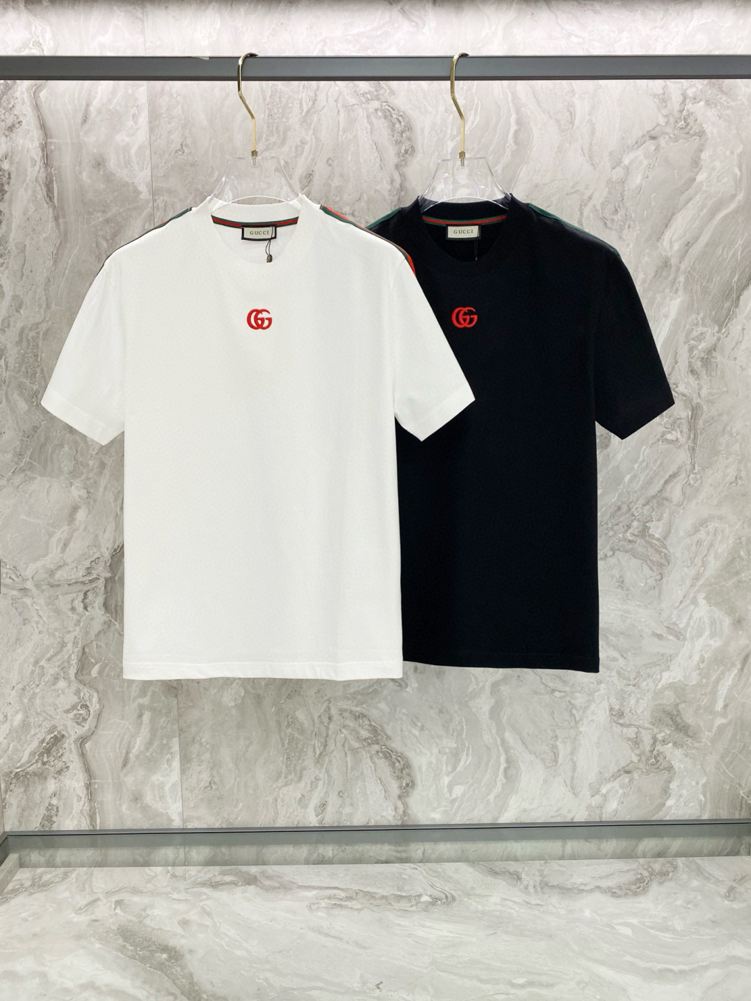 NO:150750,Gucci 2025 summer new short-sleeved T-shirt, special embroidery and webbing technology, personalized art series exclusively released on the entire network. The versatile details are perfectly processed 240 grams of pure cotton fabric is very exquisite. Original fabric. The same style of Internet celebrities and celebrities. High-quality feel is very comfortable. Fashionable and personalized. Super versatile and beautiful style for men and women. Black and white. Number of codes M-3XL, gucci, T-shirt,tees, t-shirt,alexander wang19860909Gucci2025夏季新款短袖T恤,特色的刺绣加织带工艺,个性艺术系列全网独家首发 百搭款细节处理完美240克纯棉面料十分精致 原版面料 网红明星同款高版本 高品质手感非常舒服 时尚又个性 超级百搭好看的一款男女同款 颜色黑、白 码数M-3XL,,gucci,T-shirt,tees，t-shirt,alexander wang,Men's clothing