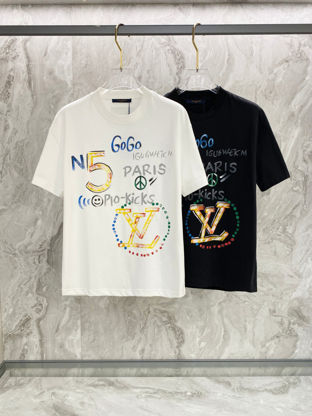 NO:161229,LV25ss summer new hand-painted short-sleeved T-shirt!  The counter is synchronized, each piece is made by hand. The unique logo is the exclusive first on the entire network. The versatile details are perfectly processed 240 grams of pure cotton fabric is very exquisite. The original fabric is the same as the internet celebrity celebrity and the same high-quality feel is very comfortable. Fashion and personality. The super versatile and beautiful style is the same as the men and women. The color is black and white. The number of codes is M-3XL,,louis vuitton, T-shirt,tees, t-shirt,alexander wang19860909LV25ss夏季新款手绘短袖T恤！专柜同步,每一件都是纯手工画制而成.独特的logo 个性艺术系列全网独家首发 百搭款细节处理完美240克纯棉面料十分精致 原版面料 网红明星同款高版本 高品质手感非常舒服 时尚又个性 超级百搭好看的一款男女同款 颜色黑、白 码数M-3XL,,louis vuitton,T-shirt,tees，t-shirt,alexander wang,Men's clothing