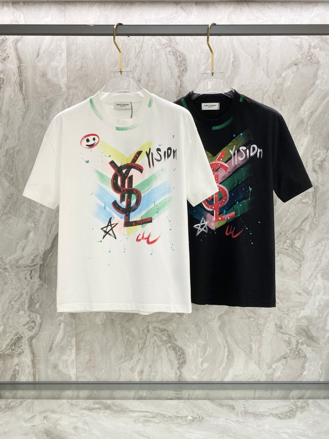 NO:161232,Saint Laurent 25ss summer new hand-painted short-sleeved T-shirt!  The counter is synchronized, each piece is made of pure hand-painted. The unique logo is the exclusive first on the entire network. The versatile details are perfectly processed 240 grams of pure cotton fabric is very exquisite. The original fabric is the same as the internet celebrity celebrity and the same high-quality feel is very comfortable. Fashion and personality. The super versatile and beautiful style is the same as the men and women. The color is black and white. The number of codes is M-3XL, saint laurent, T-shirt,tees, t-shirt,alexander wang19860909圣罗兰25ss夏季新款手绘短袖T恤！专柜同步,每一件都是纯手工画制而成.独特的logo 个性艺术系列全网独家首发 百搭款细节处理完美240克纯棉面料十分精致 原版面料 网红明星同款高版本 高品质手感非常舒服 时尚又个性 超级百搭好看的一款男女同款 颜色黑、白 码数M-3XL,,saint laurent,T-shirt,tees，t-shirt,alexander wang,Men's clothing