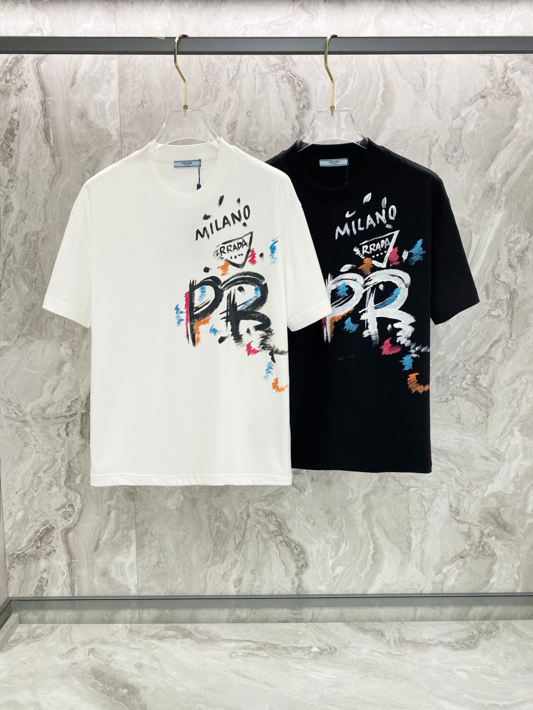 NO:161244,Prada 25ss summer new hand-painted short-sleeved T-shirt!  The counter is synchronized, each piece is made by hand. The unique logo is the exclusive first on the entire network. The versatile style is perfectly processed with 240 grams of pure cotton fabric is very exquisite. The original fabric is the same as the internet celebrity celebrity and the same high-quality feel is very comfortable. Fashion and personality. The super versatile style is the same as the men and women. The color is black and white. The number of codes M-3XL, prada, T-shirt,tees, t-shirt,alexander wang19860909普拉达25ss夏季新款手绘短袖T恤！专柜同步,每一件都是纯手工画制而成.独特的logo 个性艺术系列全网独家首发 百搭款细节处理完美240克纯棉面料十分精致 原版面料 网红明星同款高版本 高品质手感非常舒服 时尚又个性 超级百搭好看的一款男女同款 颜色黑、白 码数M-3XL,,prada,T-shirt,tees，t-shirt,alexander wang,Men's clothing