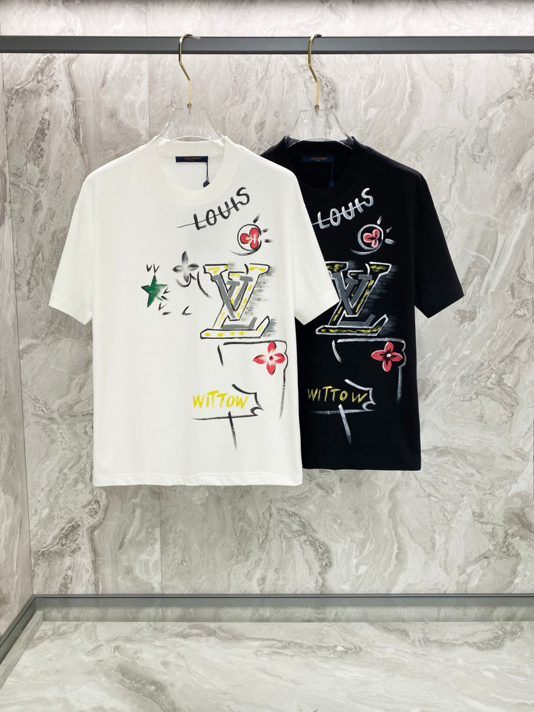 NO:161247,LV25ss summer new hand-painted short-sleeved T-shirt!  The counter is synchronized, each piece is made by hand. The unique logo is the exclusive first on the entire network. The versatile details are perfectly processed 240 grams of pure cotton fabric is very exquisite. The original fabric is the same as the internet celebrity celebrity and the same high-quality feel is very comfortable. Fashion and personality. The super versatile and beautiful style is the same as the men and women. The color is black and white. The number of codes is M-3XL,,louis vuitton, T-shirt,tees, t-shirt,alexander wang19860909LV25ss夏季新款手绘短袖T恤！专柜同步,每一件都是纯手工画制而成.独特的logo 个性艺术系列全网独家首发 百搭款细节处理完美240克纯棉面料十分精致 原版面料 网红明星同款高版本 高品质手感非常舒服 时尚又个性 超级百搭好看的一款男女同款 颜色黑、白 码数M-3XL,,louis vuitton,T-shirt,tees，t-shirt,alexander wang,Men's clothing