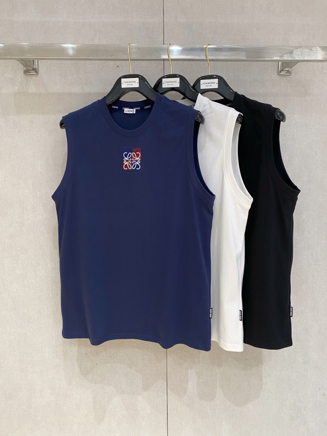 NO:476466,Luo Yiwei 25ss new vest, neckline and cuff reinforced threads are not easy to deform, neckline wrap threads, neck foot logo logo side wheat!  The fabric is washed and has a comfortable feel, skin-friendly and breathable without pilling!  Same model for men and women Size M-3XL, loewe, alexander wang19860909罗意威25ss新款背心 领口和袖口增强螺纹不易变形 领口包条螺纹、领脚标识logo侧麦！面料经洗水处理,手感舒适,亲肤透气不起球！男女同款 尺码M-3XL,,loewe,alexander wang,Men's clothing