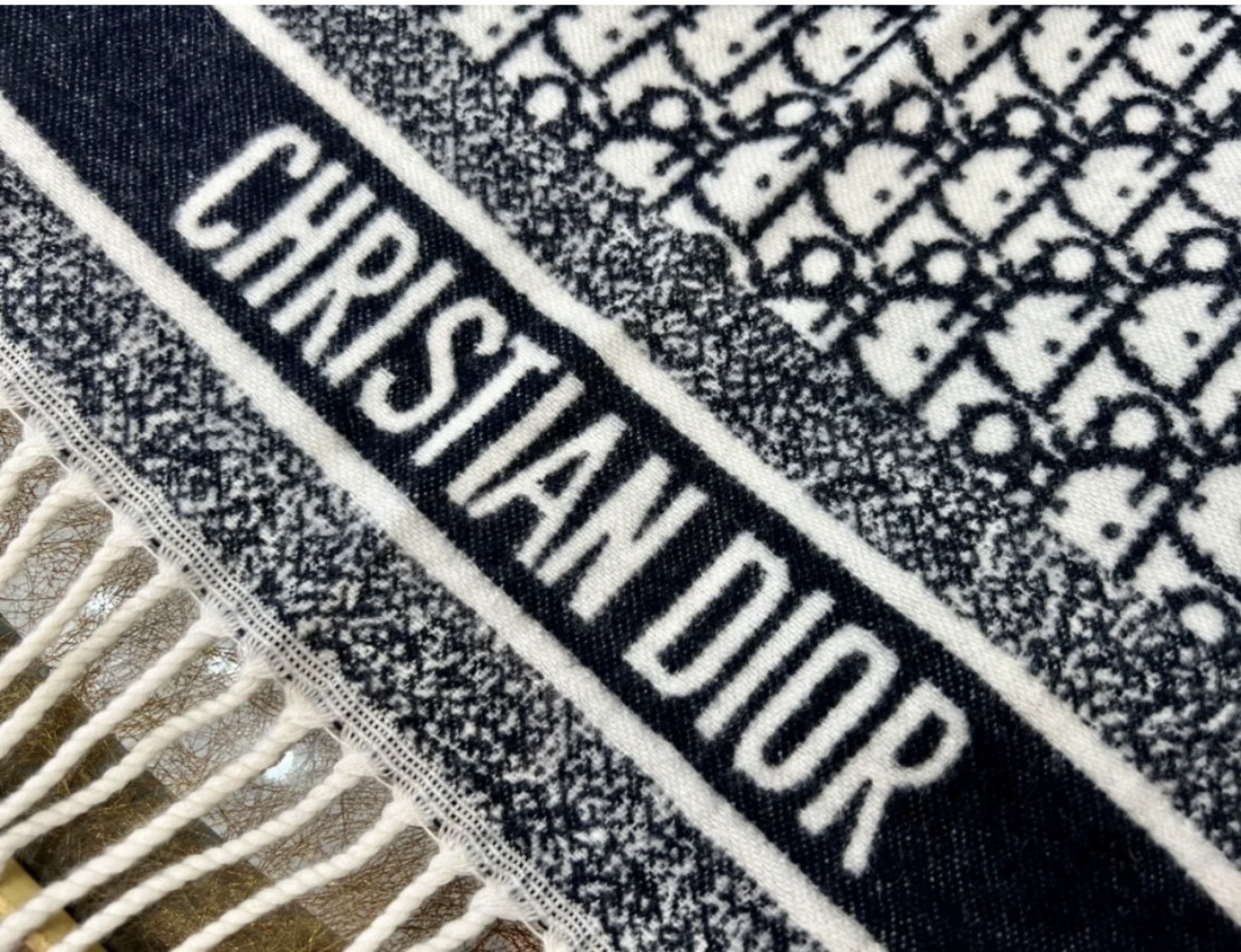 Dior Dior迪奥【字母重叠】 提花logo印花大方巾围巾披肩毛毯三用，材质:57%克什米尔进口羊绒 43%羊毛面料