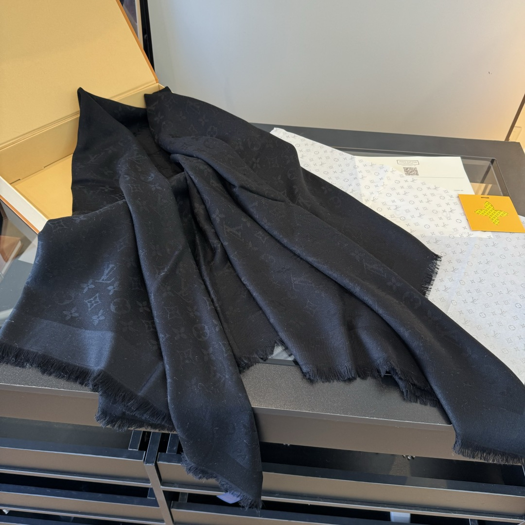 Louis Vuitton M72046驴牌# 只用三秒就可以决定买的 不朽款～百搭 秋季最最合适的单品_ 60%桑蚕丝40%羊毛 很柔软 一点也不会扎肉～ 142