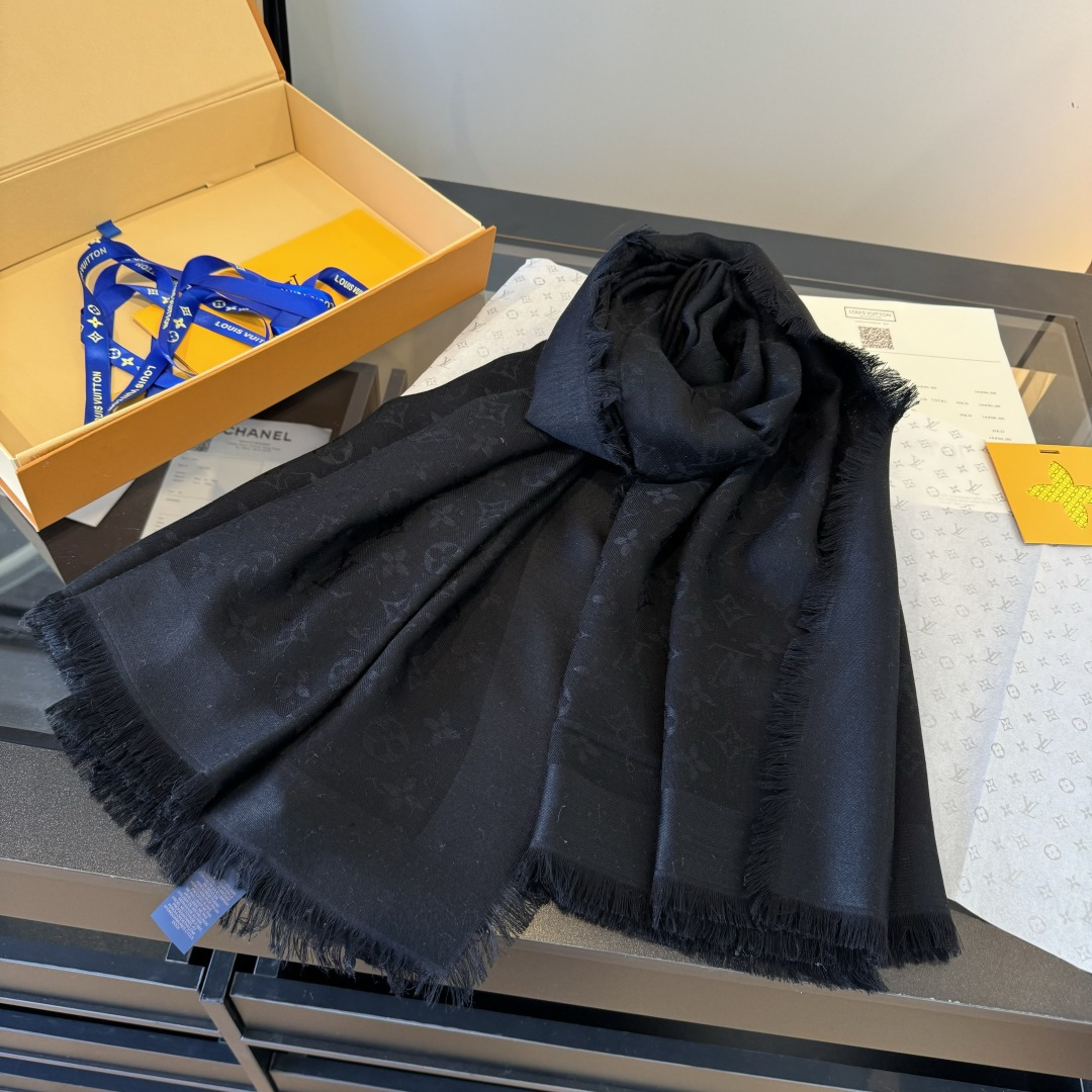 Louis Vuitton M72046驴牌# 只用三秒就可以决定买的 不朽款～百搭 秋季最最合适的单品_ 60%桑蚕丝40%羊毛 很柔软 一点也不会扎肉～ 142
