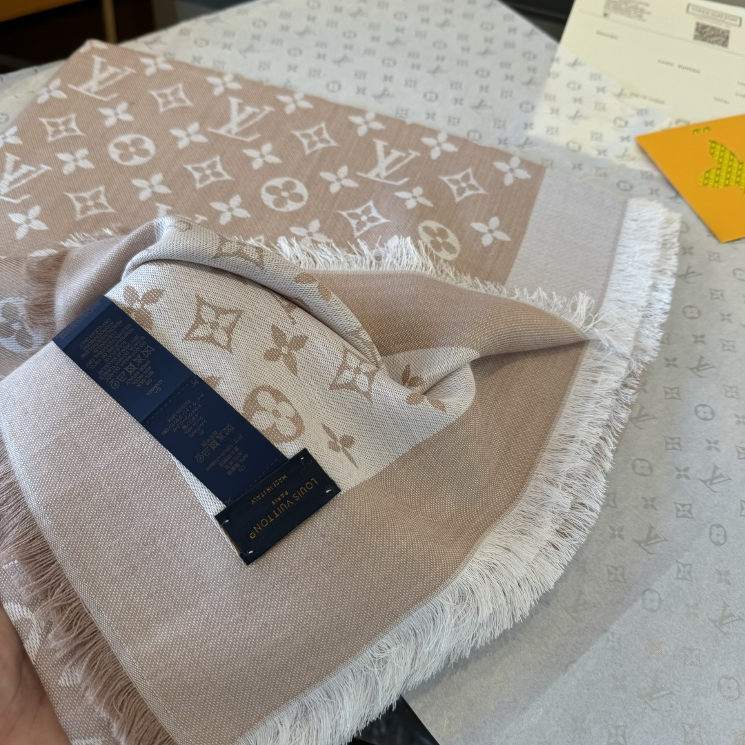 Louis Vuitton M72046驴牌# 只用三秒就可以决定买的 不朽款～百搭 秋季最最合适的单品_ 60%桑蚕丝40%羊毛 很柔软 一点也不会扎肉～ 142