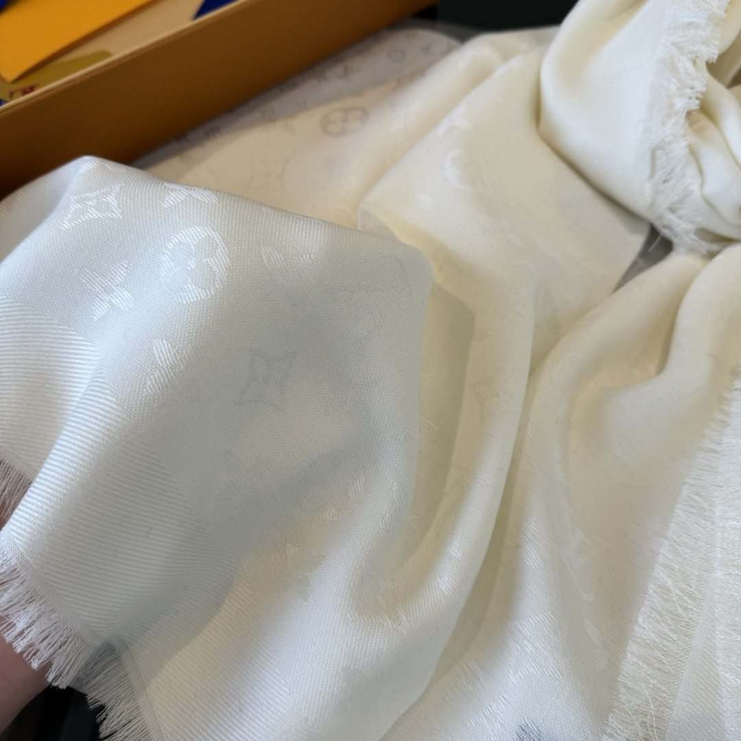Louis Vuitton M72046驴牌# 只用三秒就可以决定买的 不朽款～百搭 秋季最最合适的单品_ 60%桑蚕丝40%羊毛 很柔软 一点也不会扎肉～ 142