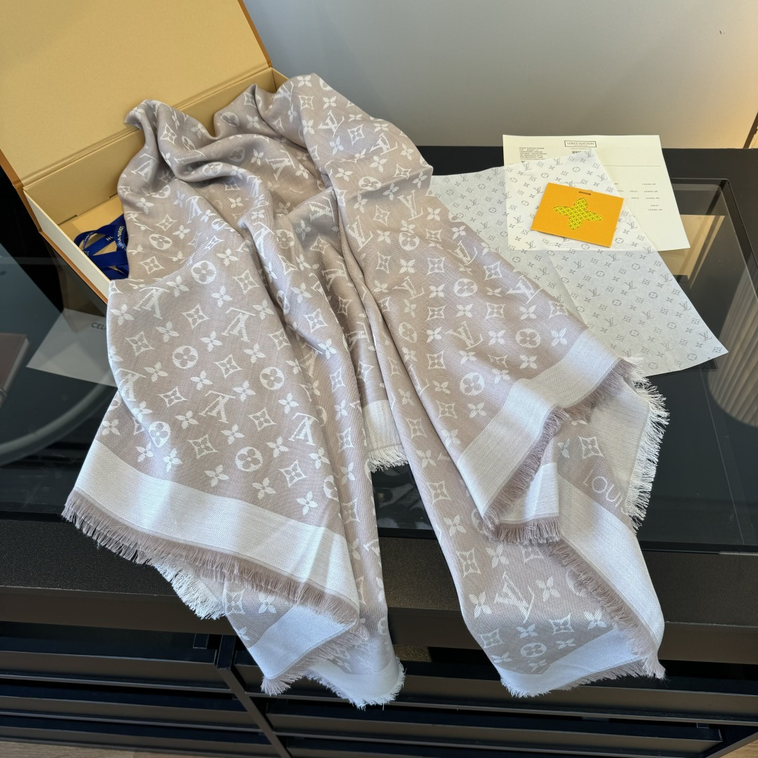 Louis Vuitton M72046驴牌# 只用三秒就可以决定买的 不朽款～百搭 秋季最最合适的单品_ 60%桑蚕丝40%羊毛 很柔软 一点也不会扎肉～ 142