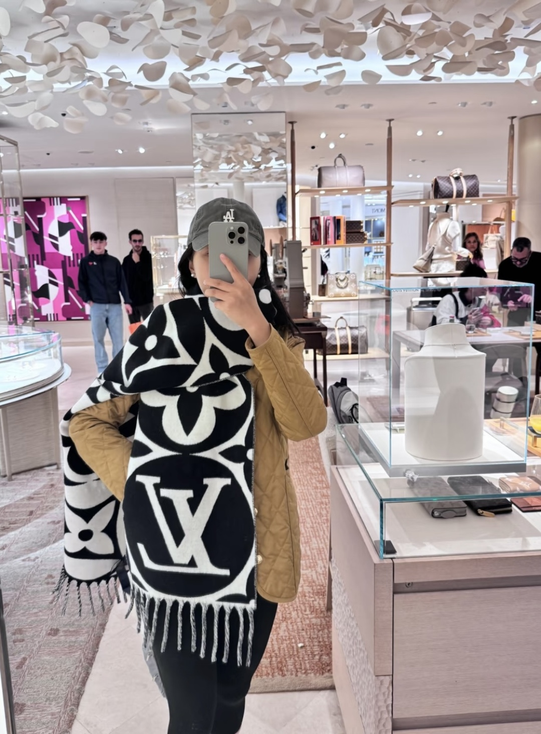 Louis Vuitton 今年热度最高的嫩粉拼白围巾本款LVEssential围巾聚焦大元素 以Monogram图案和路易威登标识宣示品牌底蕴