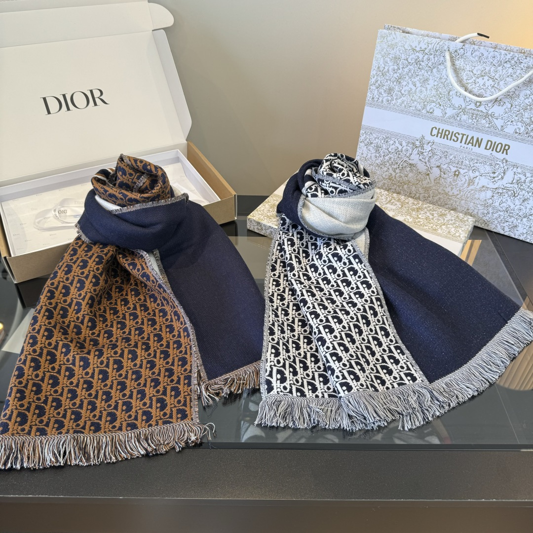 Dior Dior官网最新款双面围巾 男女士的福利 超温柔洋气的双面设计 感觉这个比以往的设计都更显年轻更显温柔更气质有木有 感觉她能与一万件上衣匹配在一起