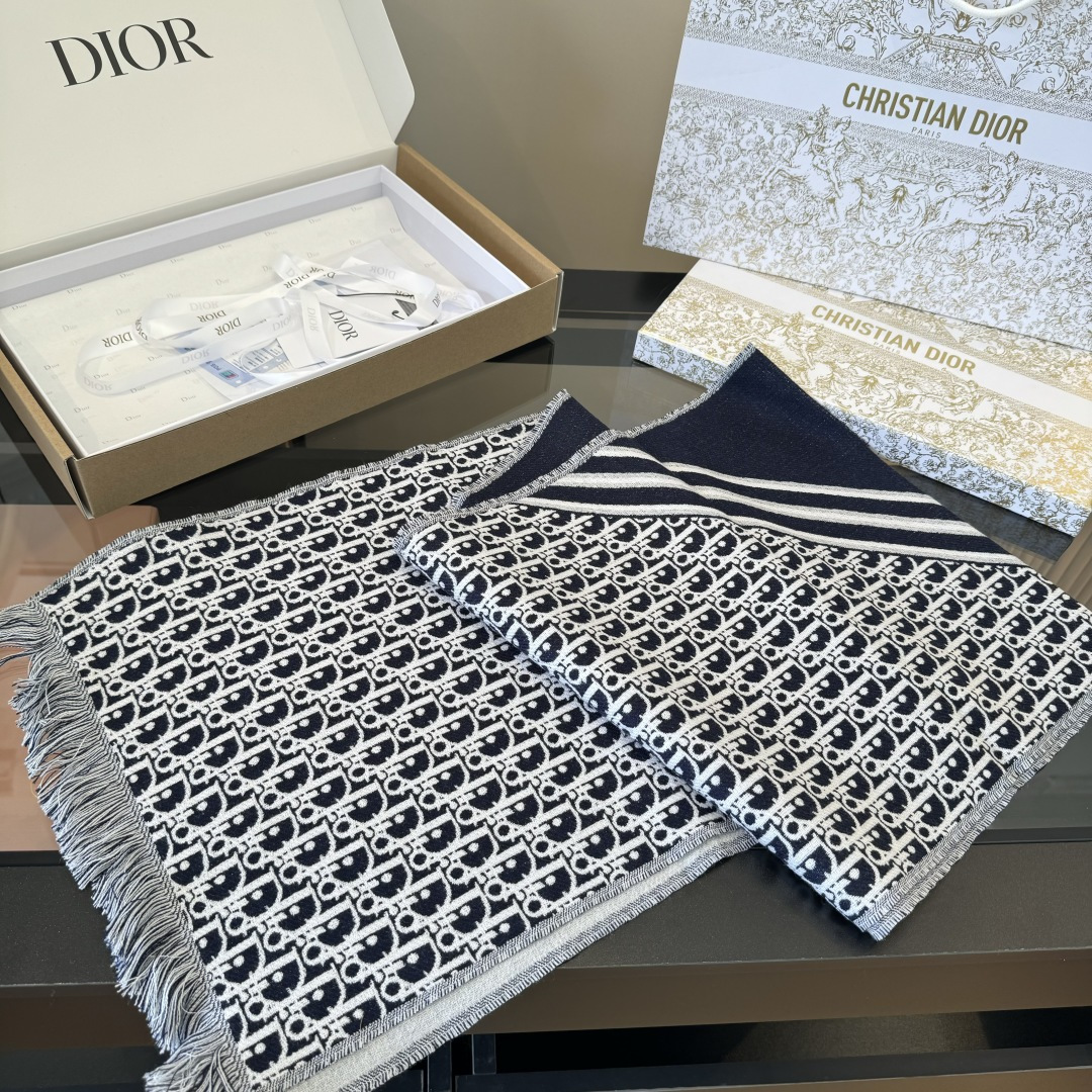Dior Dior官网最新款双面围巾 男女士的福利 超温柔洋气的双面设计 感觉这个比以往的设计都更显年轻更显温柔更气质有木有 感觉她能与一万件上衣匹配在一起