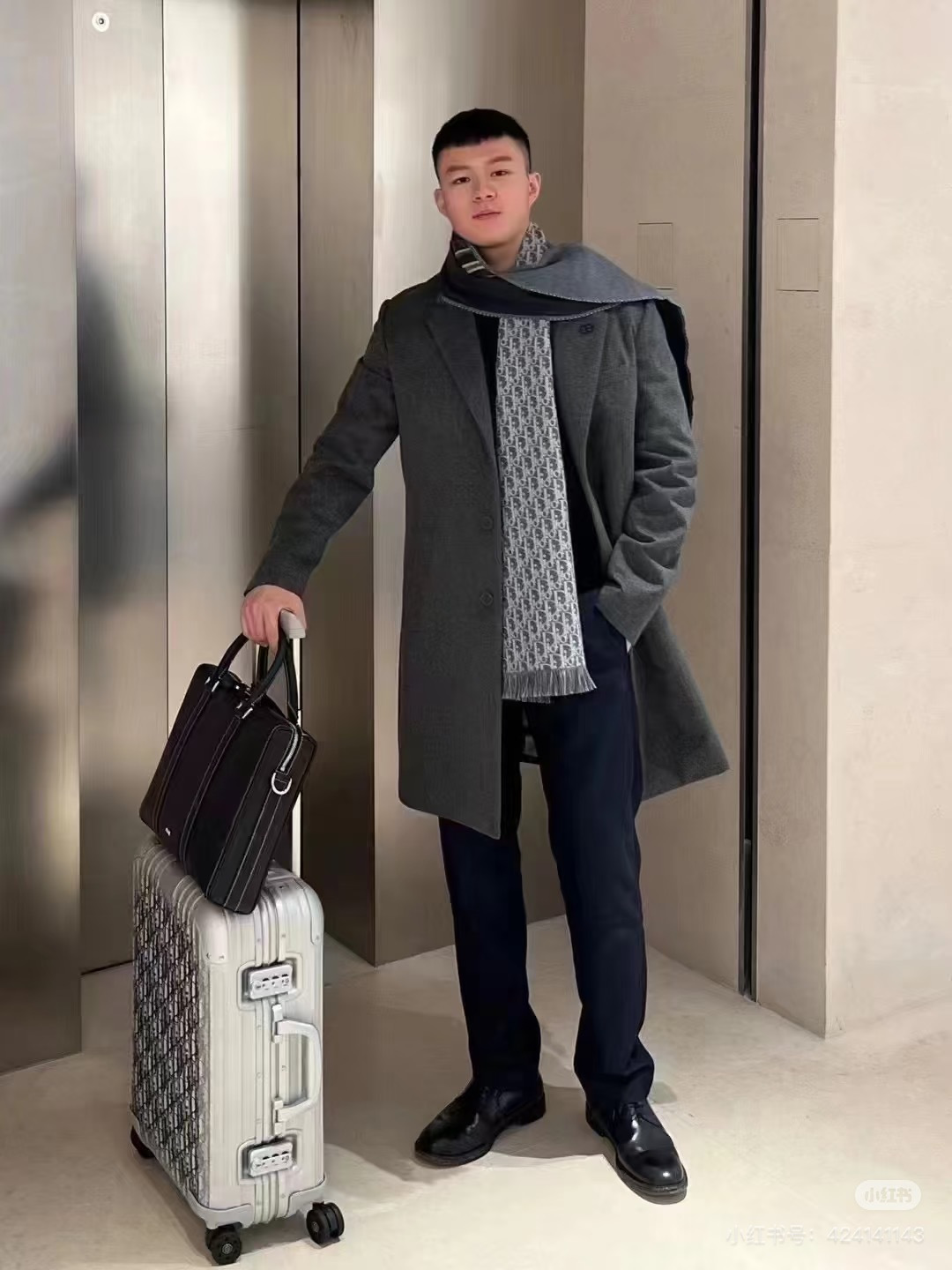 Dior Dior官网最新款双面围巾 男女士的福利 超温柔洋气的双面设计 感觉这个比以往的设计都更显年轻更显温柔更气质有木有 感觉她能与一万件上衣匹配在一起