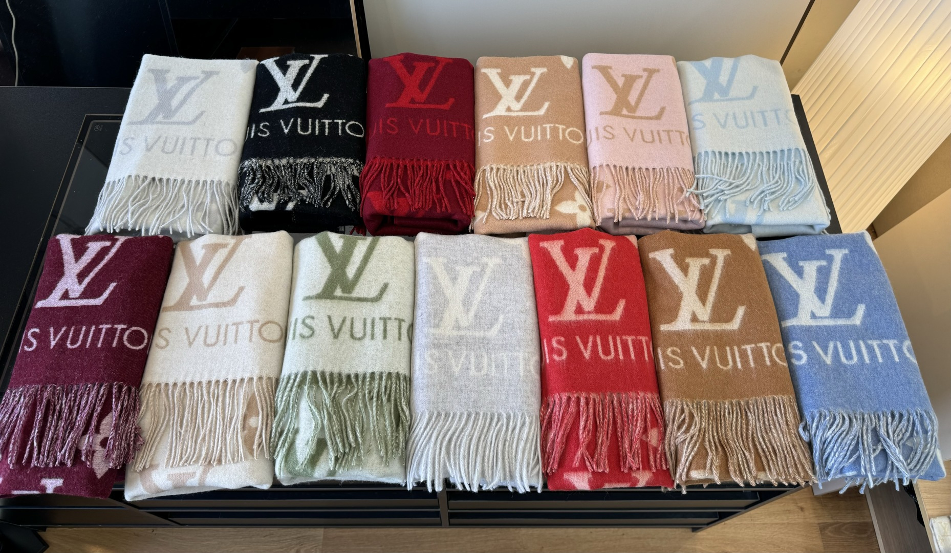 Louis Vuitton Louis Vitton 霍思燕同款披肩围巾两用 驴家 之作 欧美中东国际各大名模女星的挚爱 可以说没有这款围巾的女人就不能说自己喜欢丝巾围巾 驴家的款式一直在更新、但此款是驴家唯一每年更新颜色还各受好捧的款式 真心是百搭 又实用 100%羊绒 180*45cm