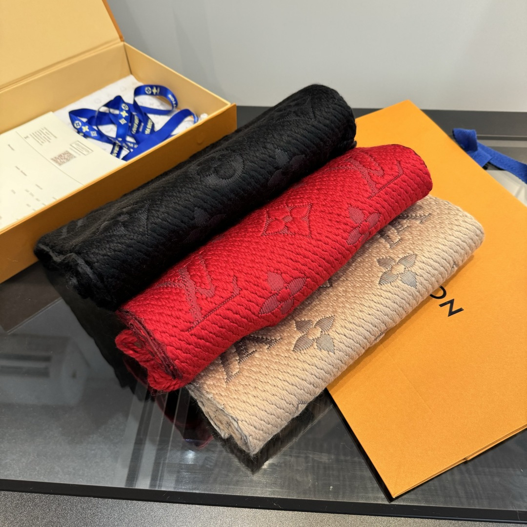 Louis Vuitton Louis Vuitton（路易威登）唐嫣 秋冬羊毛围巾 加厚保暖羊绒围巾披肩两用纯色 这款围巾上饰有 的 Monogram 图案和路易威登首字母字样 一面为温暖的羊毛 一面为柔软的真丝 格调与品质并存的牛货 伴您度过漫漫寒冬 温暖你整个秋冬 94％羊毛 6％真丝 175:31
