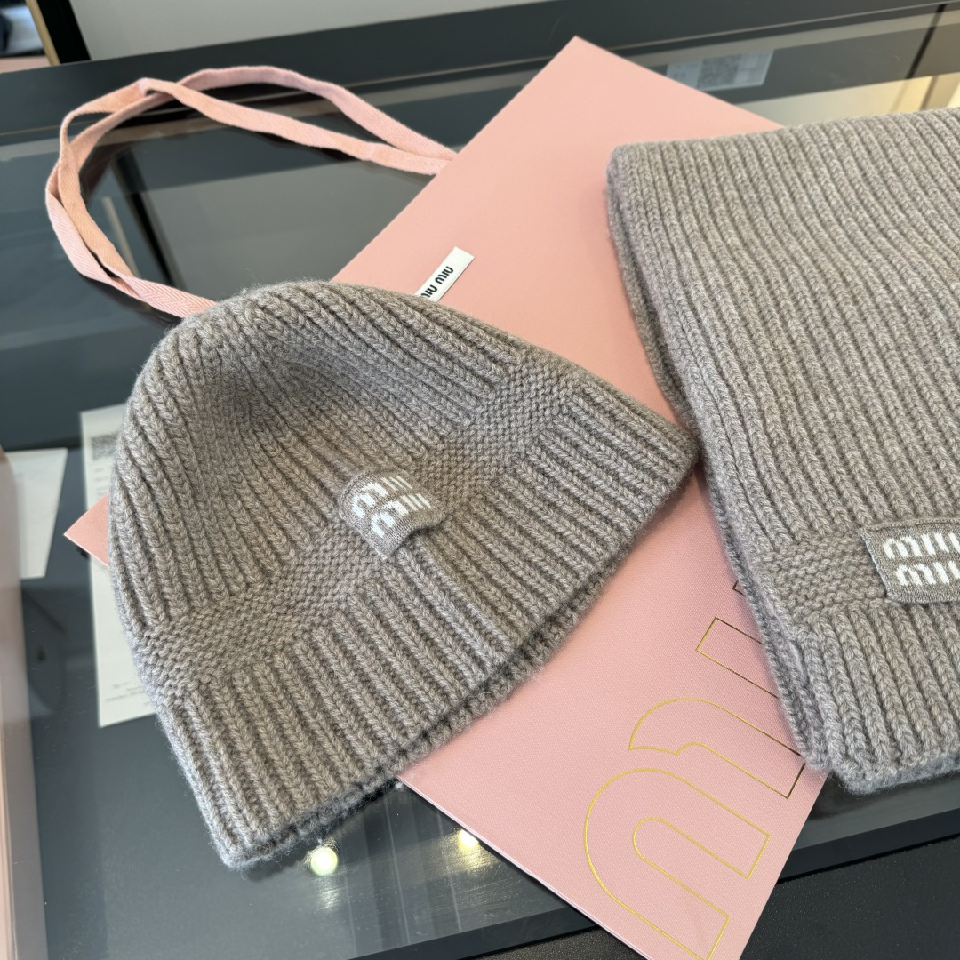 Miu Miu miumiu 套装 又保暖又有质感的羊绒围巾帽子套装 温暖一整个冬天 毛茸茸的好温暖