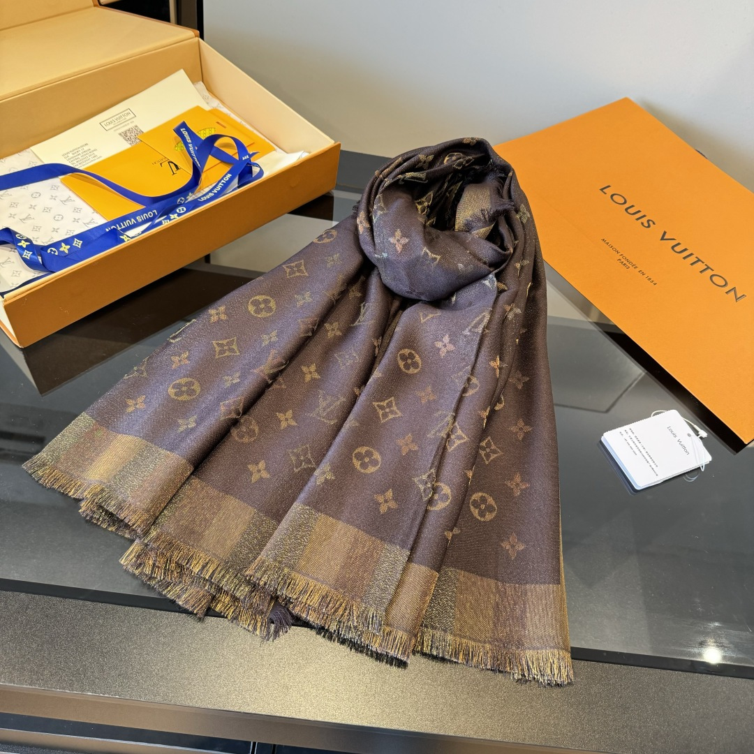 Louis Vuitton 𝐋𝐕 闪耀字母组合披肩