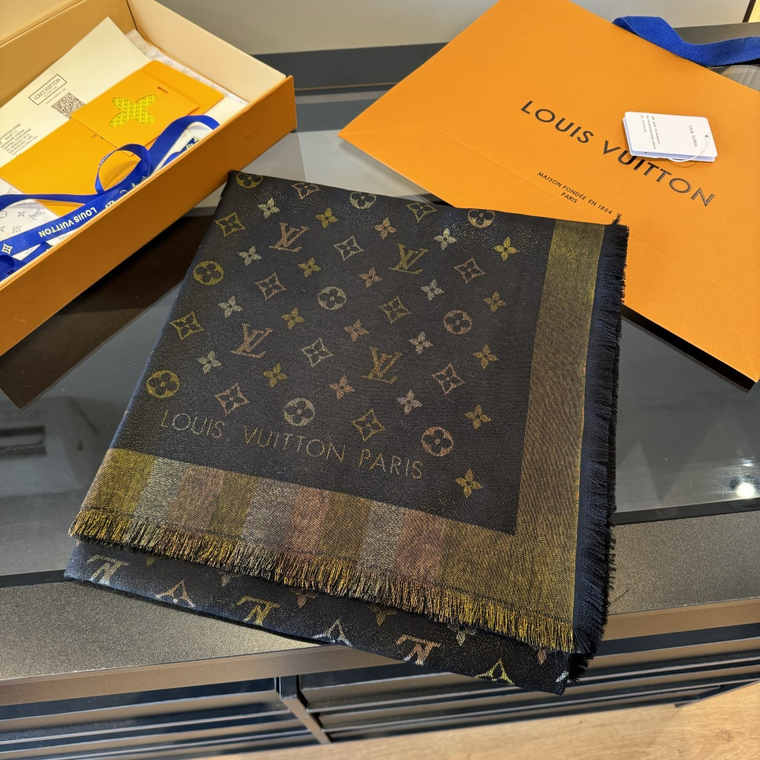 Louis Vuitton 𝐋𝐕 闪耀字母组合披肩
