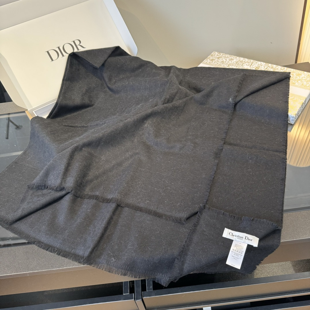Dior 对版质量 ‍ 【方巾】Dior披肩 字母 搭配丝毛混纺的华美质感，与成衣和配饰系列单品搭配相宜