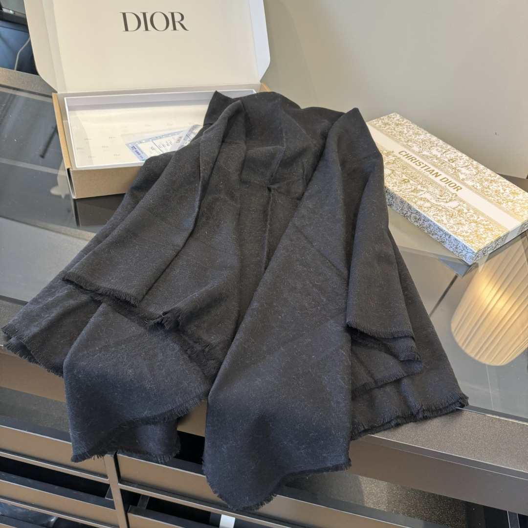 Dior 对版质量 ‍ 【方巾】Dior披肩 字母 搭配丝毛混纺的华美质感，与成衣和配饰系列单品搭配相宜