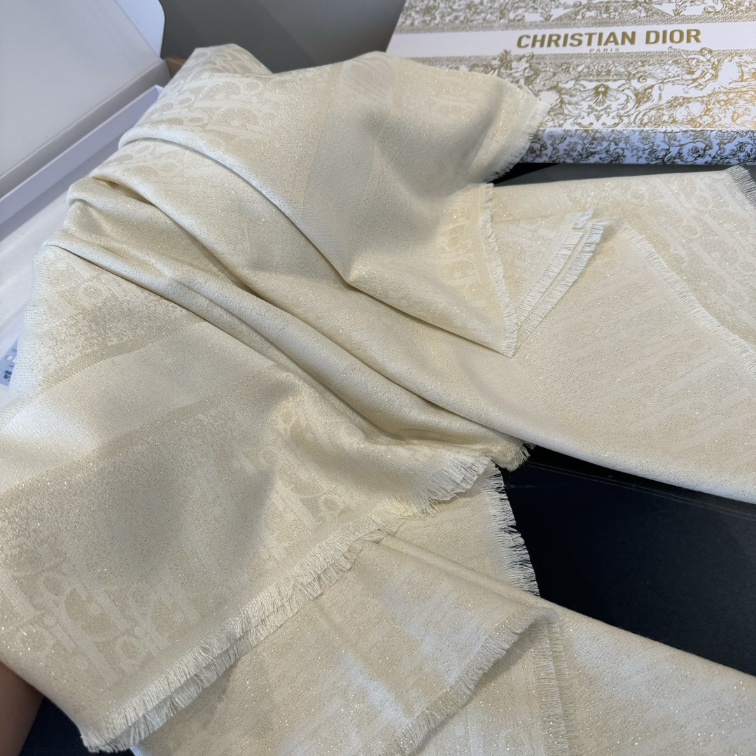 Dior 对版质量 ‍ 【方巾】Dior披肩 字母 搭配丝毛混纺的华美质感，与成衣和配饰系列单品搭配相宜