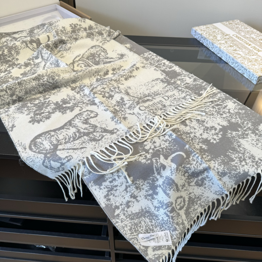 Dior Dior迪奥这款Sauvage 茹伊印花围巾全新演绎 图案 采用山羊绒和羊毛混纺面料精心制作