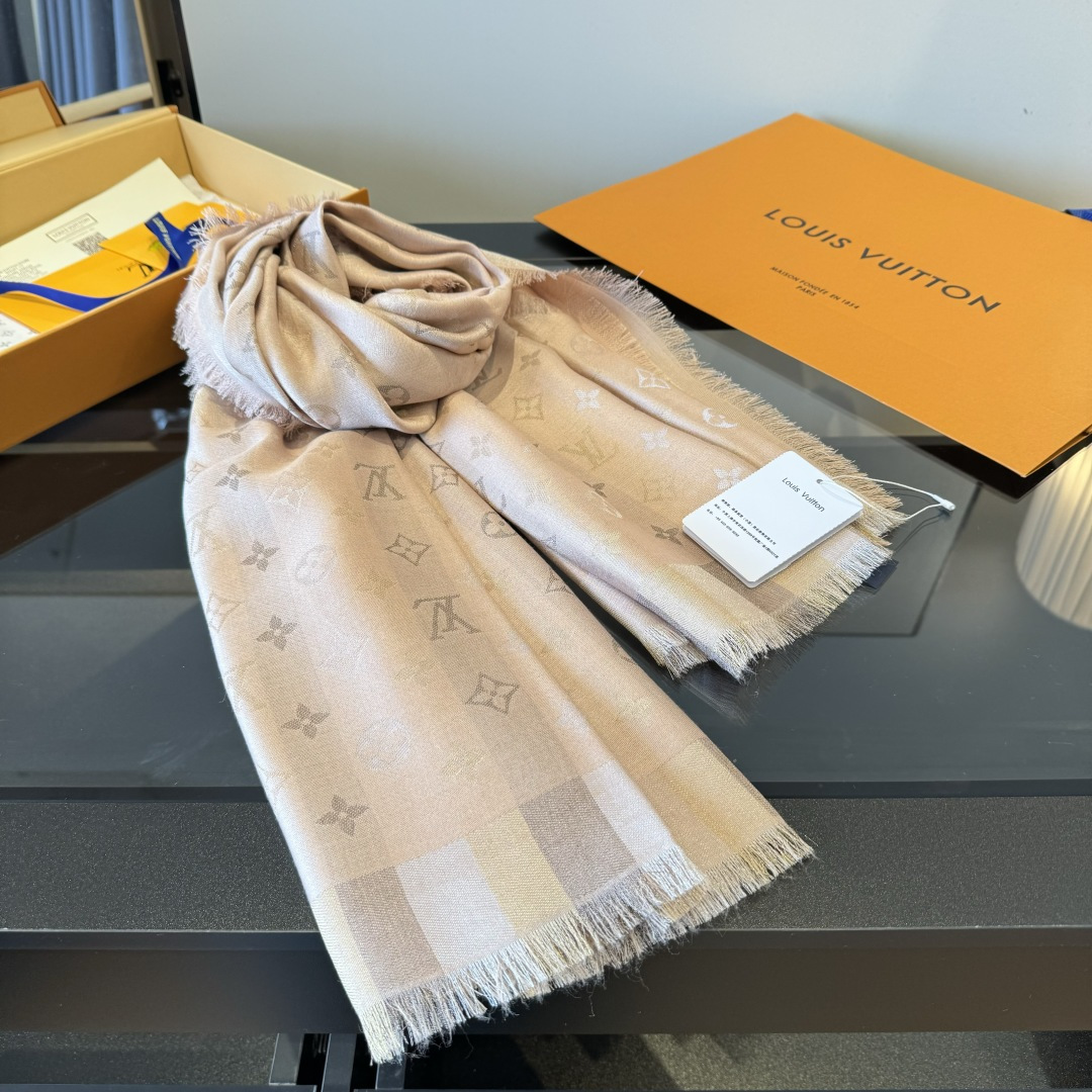 Louis Vuitton 𝐋𝐕 闪耀字母组合披肩