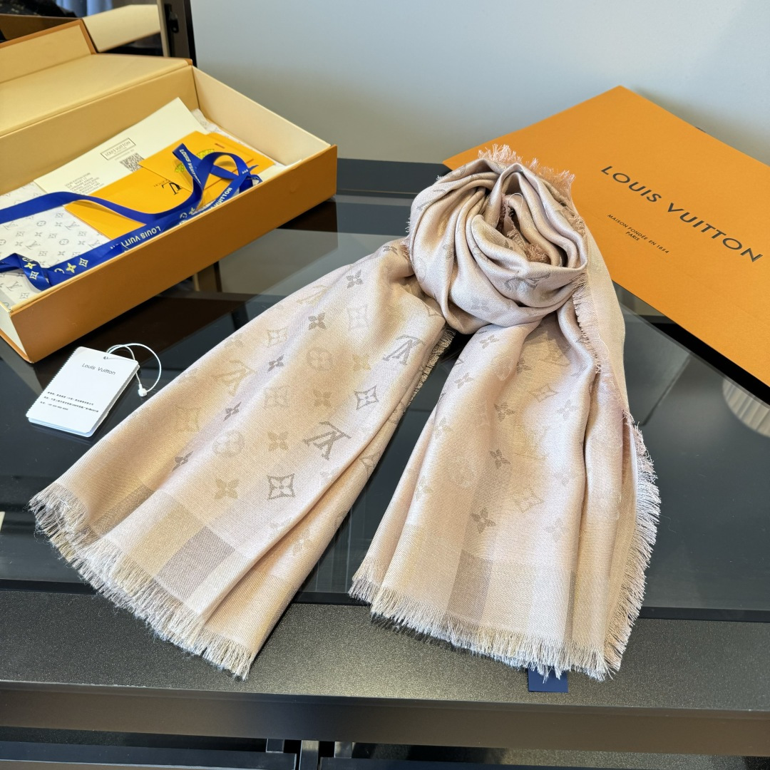 Louis Vuitton 𝐋𝐕 闪耀字母组合披肩