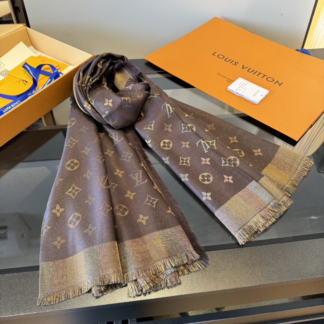 Louis Vuitton 𝐋𝐕 闪耀字母组合披肩