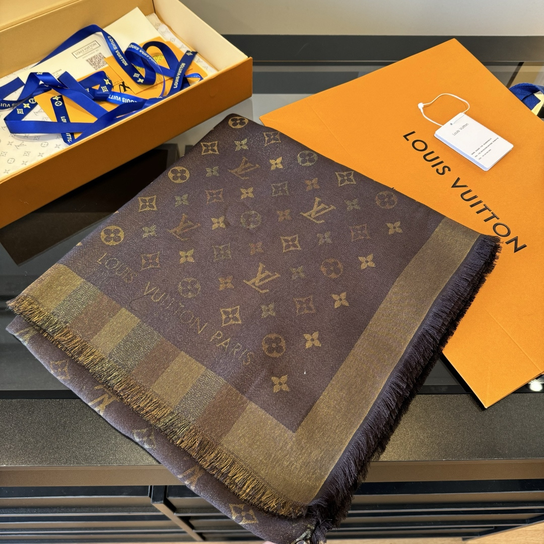 Louis Vuitton 𝐋𝐕 闪耀字母组合披肩
