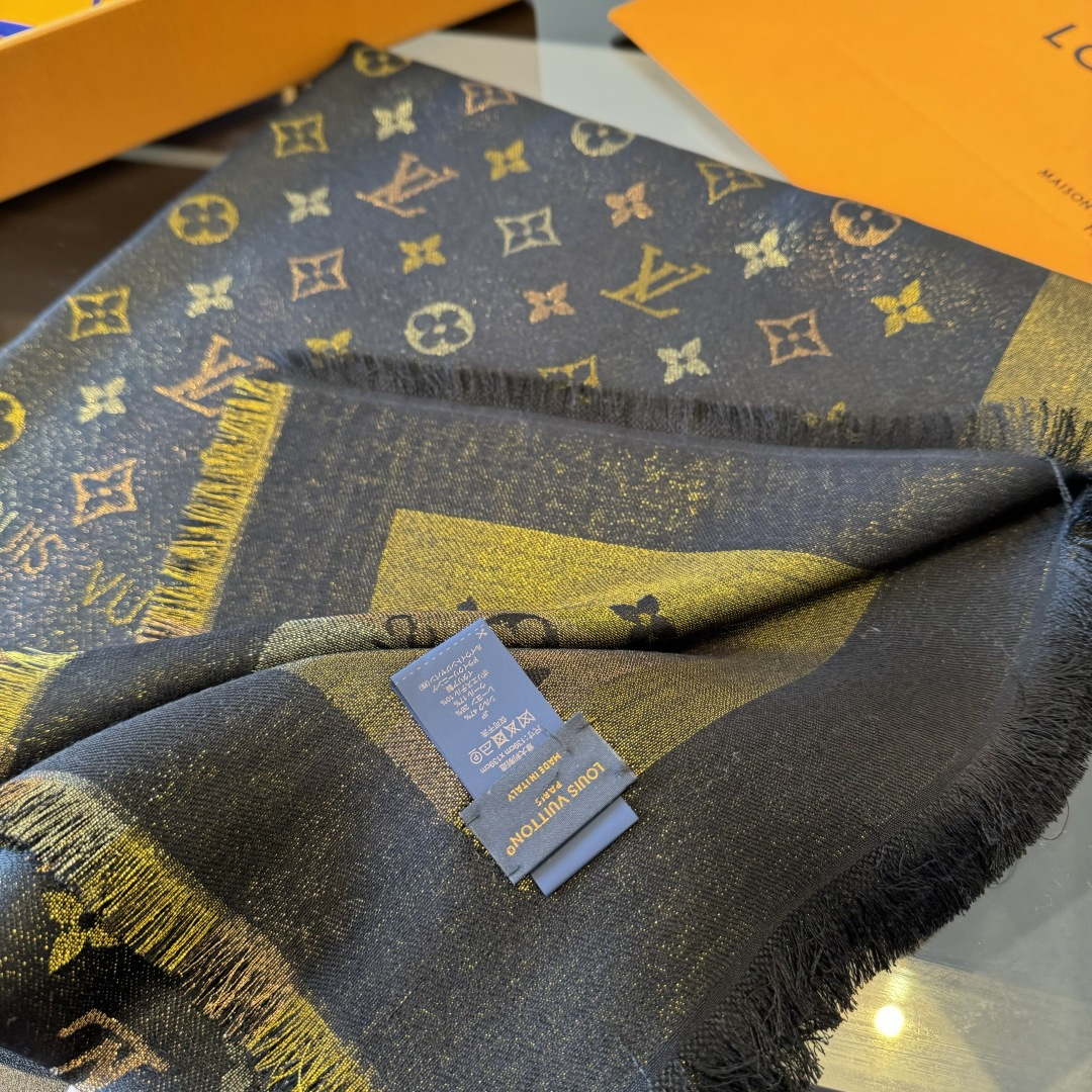 Louis Vuitton 𝐋𝐕 闪耀字母组合披肩