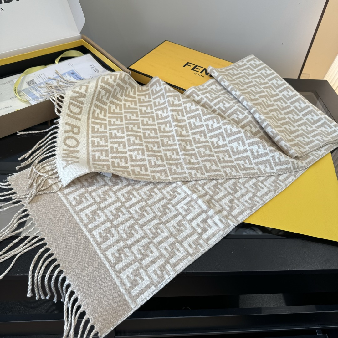 Fendi 𝐅𝐄𝐍𝐃𝐈• FF字母围巾