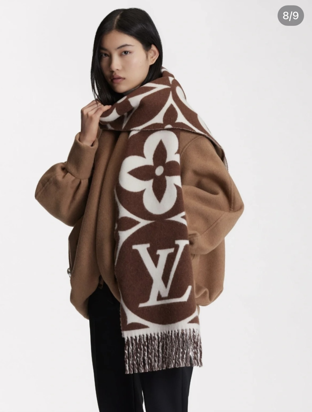 Louis Vuitton 今年热度最高的嫩粉拼白围巾本款LVEssential围巾聚焦大元素 以Monogram图案和路易威登标识宣示品牌底蕴