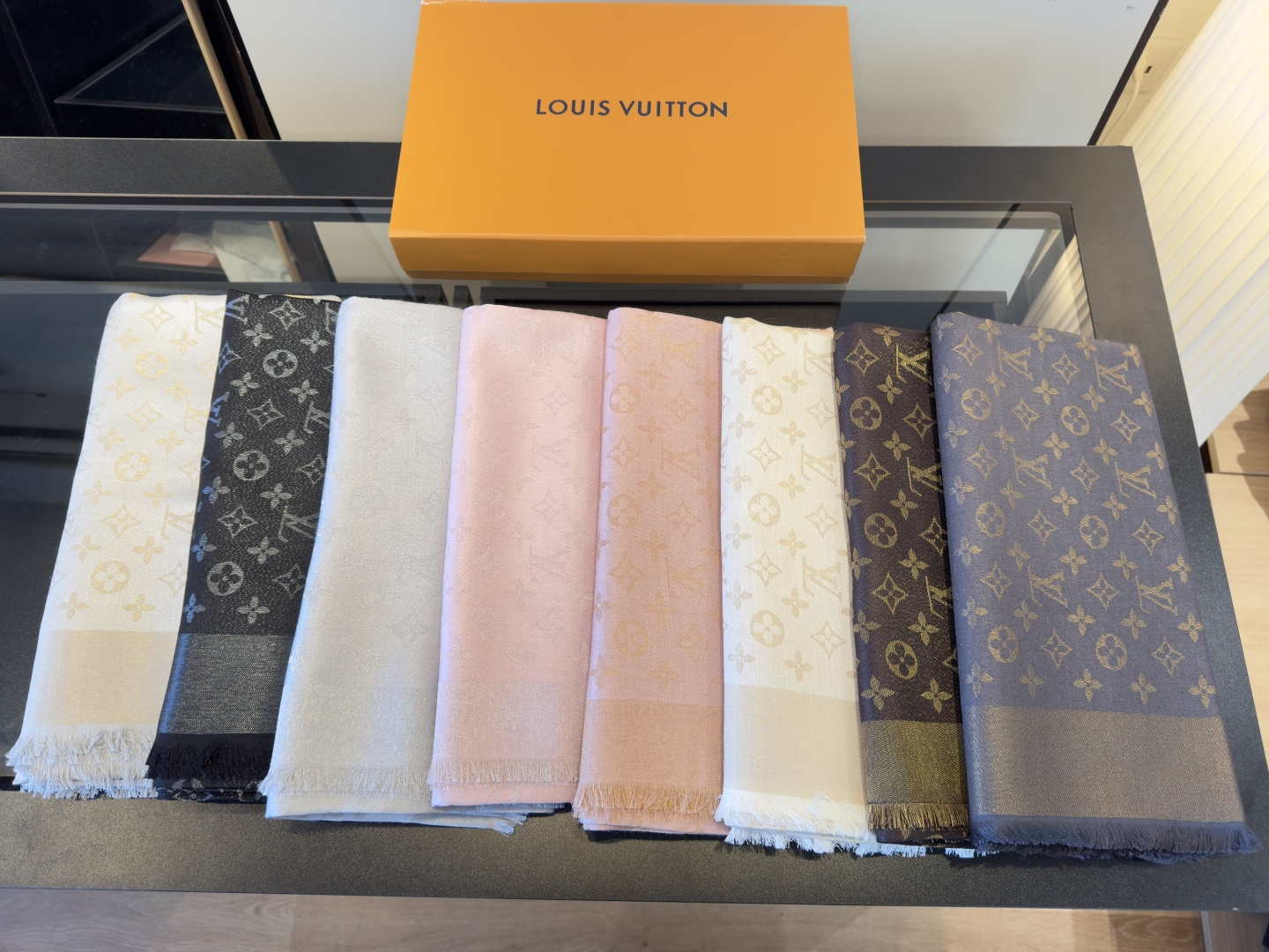 Louis Vuitton Shine 披肩臻选染色丝线与柔软的卢勒克斯金属丝 以奢华浪漫的提花织纹演绎 Monogram 图案