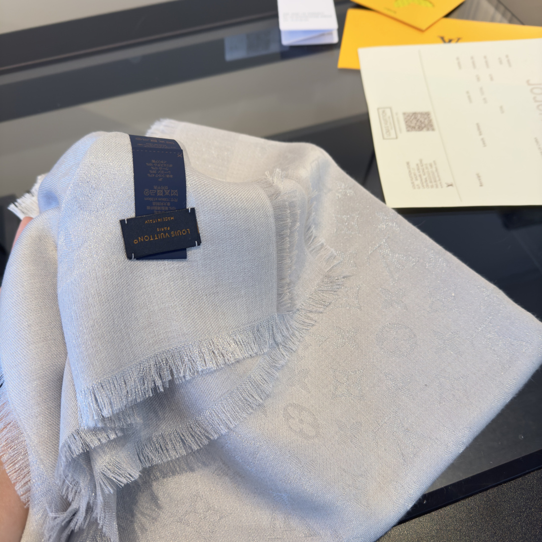Louis Vuitton Shine 披肩臻选染色丝线与柔软的卢勒克斯金属丝 以奢华浪漫的提花织纹演绎 Monogram 图案