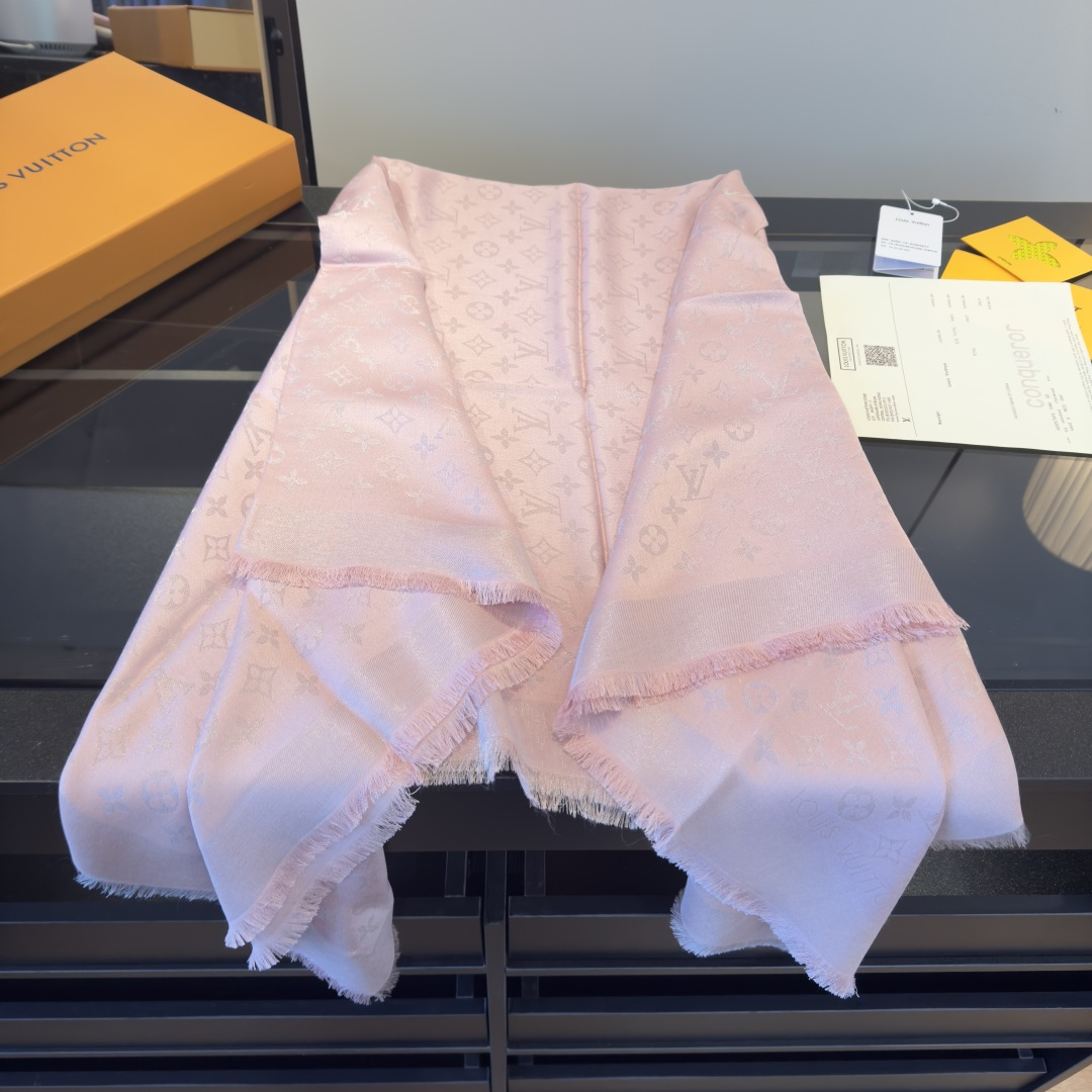 Louis Vuitton Shine 披肩臻选染色丝线与柔软的卢勒克斯金属丝 以奢华浪漫的提花织纹演绎 Monogram 图案