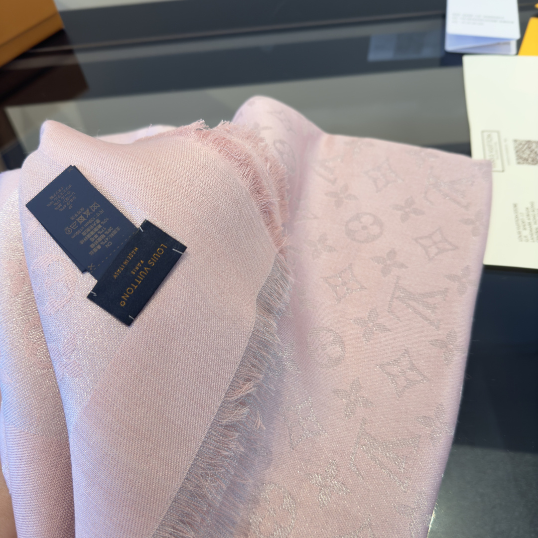 Louis Vuitton Shine 披肩臻选染色丝线与柔软的卢勒克斯金属丝 以奢华浪漫的提花织纹演绎 Monogram 图案