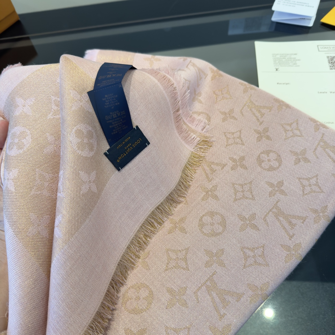 Louis Vuitton Shine 披肩臻选染色丝线与柔软的卢勒克斯金属丝 以奢华浪漫的提花织纹演绎 Monogram 图案
