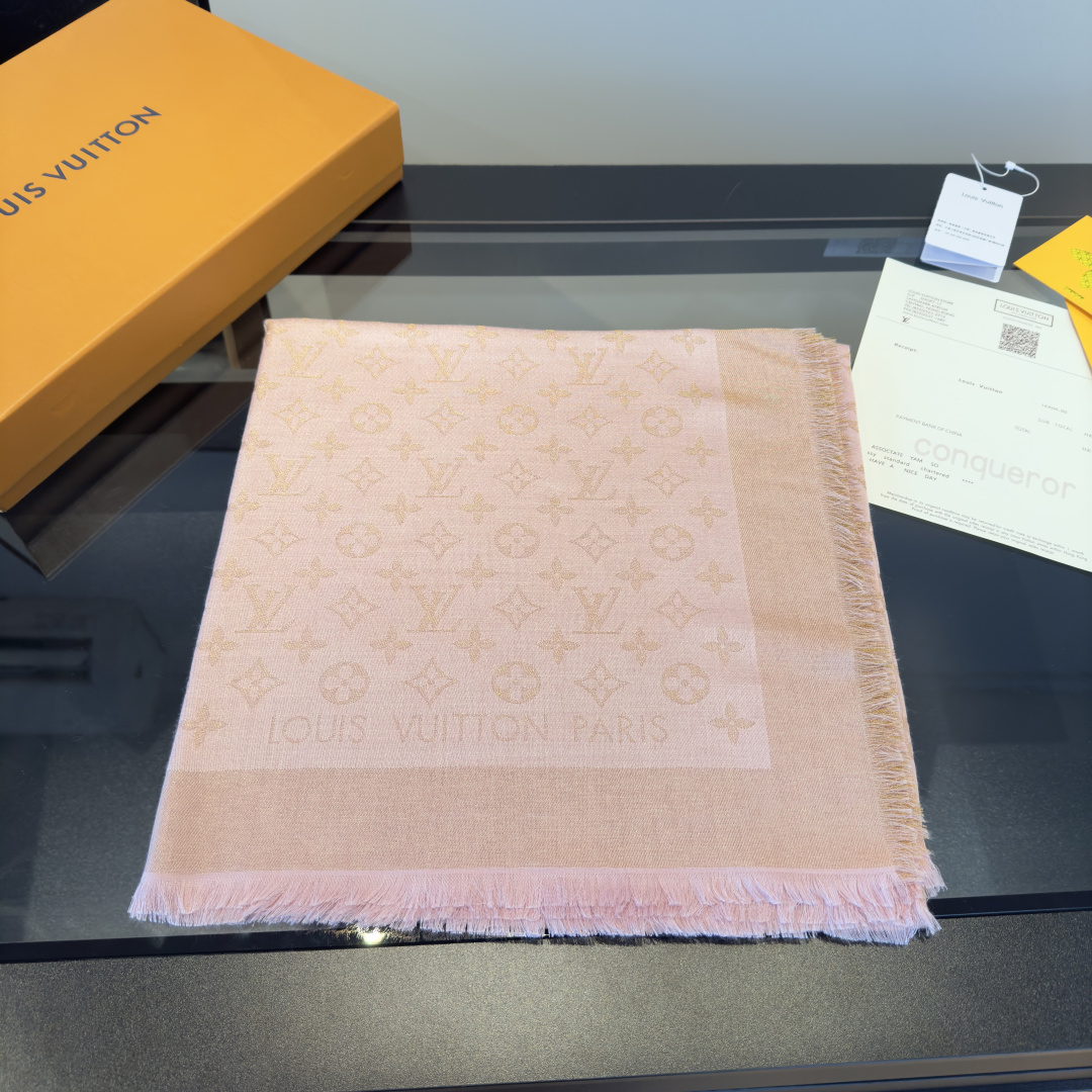 Louis Vuitton Shine 披肩臻选染色丝线与柔软的卢勒克斯金属丝 以奢华浪漫的提花织纹演绎 Monogram 图案