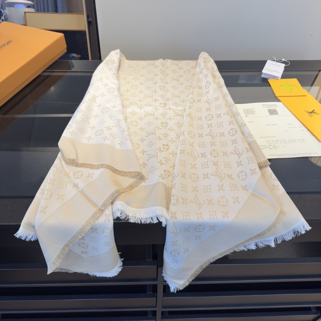 Louis Vuitton Shine 披肩臻选染色丝线与柔软的卢勒克斯金属丝 以奢华浪漫的提花织纹演绎 Monogram 图案