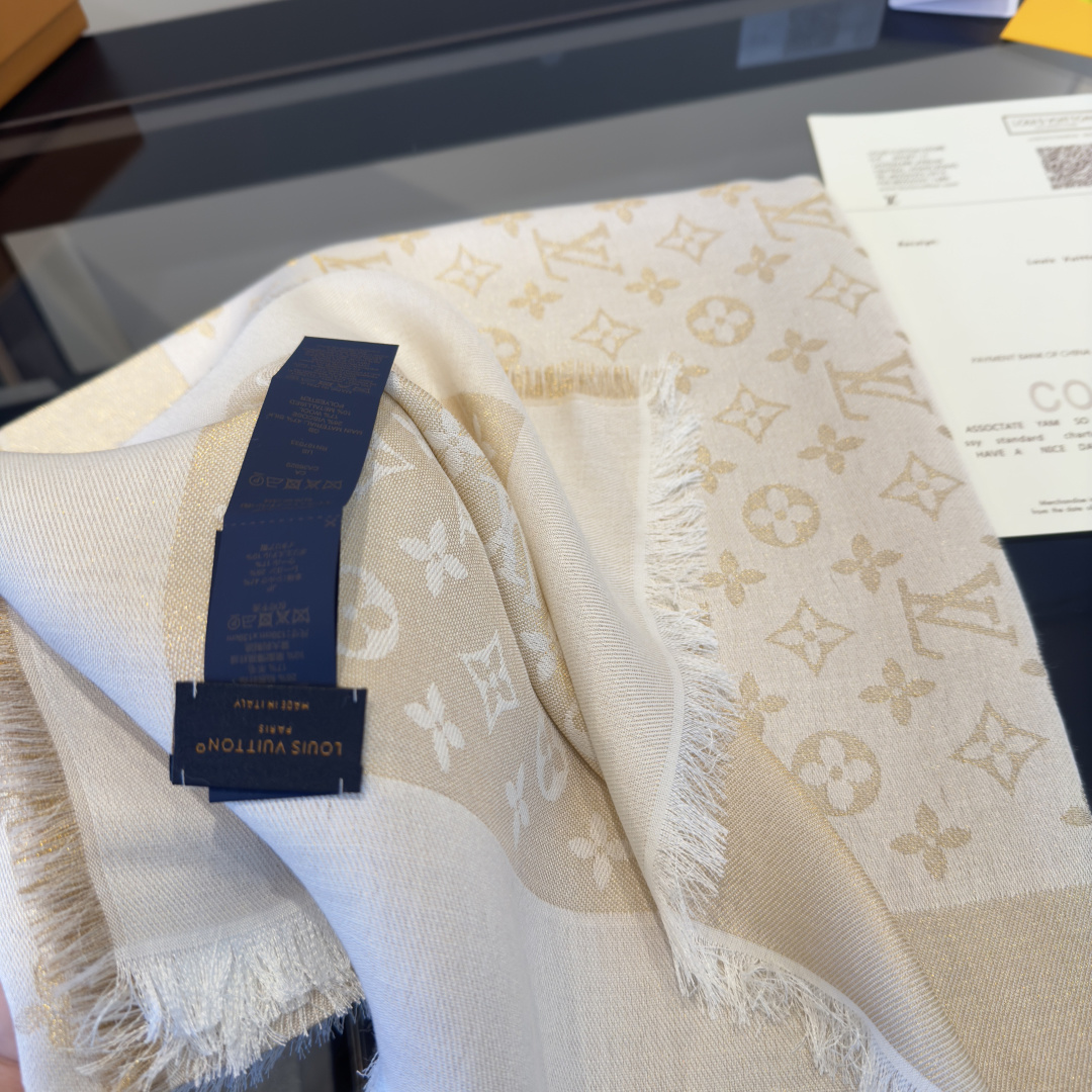 Louis Vuitton Shine 披肩臻选染色丝线与柔软的卢勒克斯金属丝 以奢华浪漫的提花织纹演绎 Monogram 图案