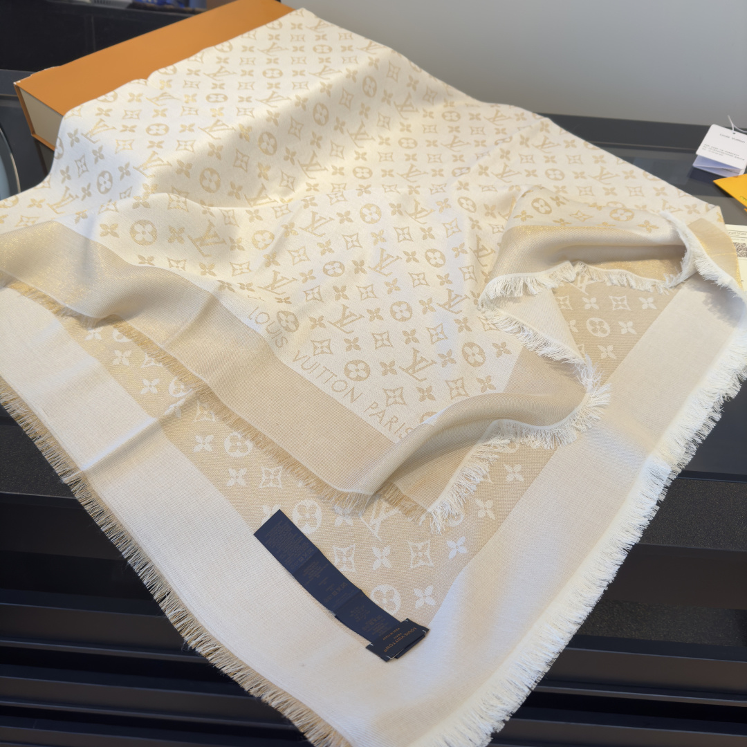 Louis Vuitton Shine 披肩臻选染色丝线与柔软的卢勒克斯金属丝 以奢华浪漫的提花织纹演绎 Monogram 图案
