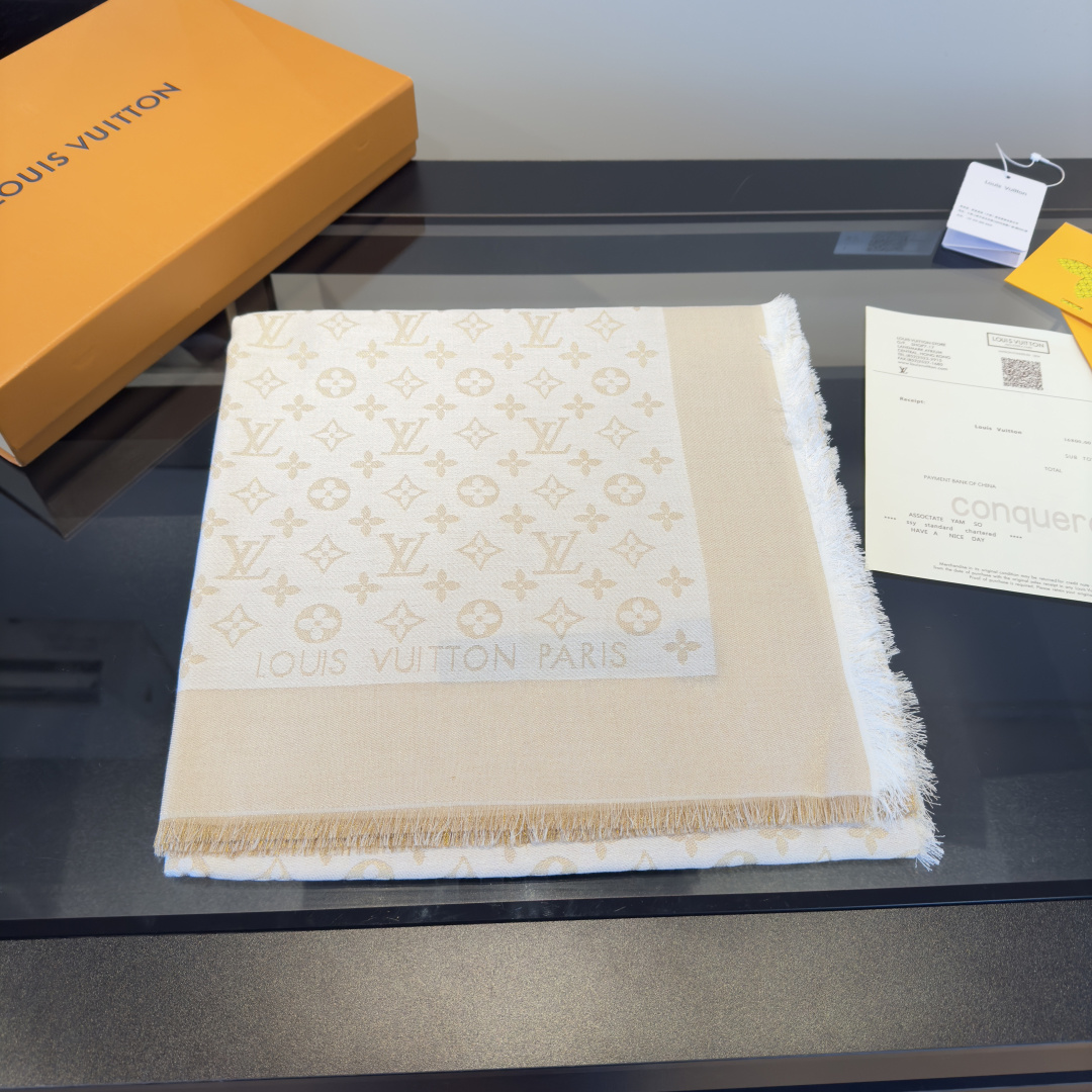Louis Vuitton Shine 披肩臻选染色丝线与柔软的卢勒克斯金属丝 以奢华浪漫的提花织纹演绎 Monogram 图案