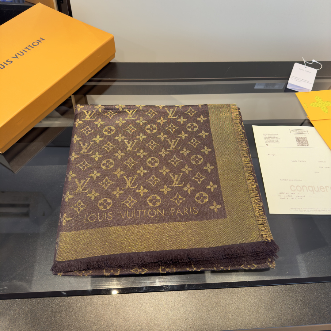 Louis Vuitton Shine 披肩臻选染色丝线与柔软的卢勒克斯金属丝 以奢华浪漫的提花织纹演绎 Monogram 图案