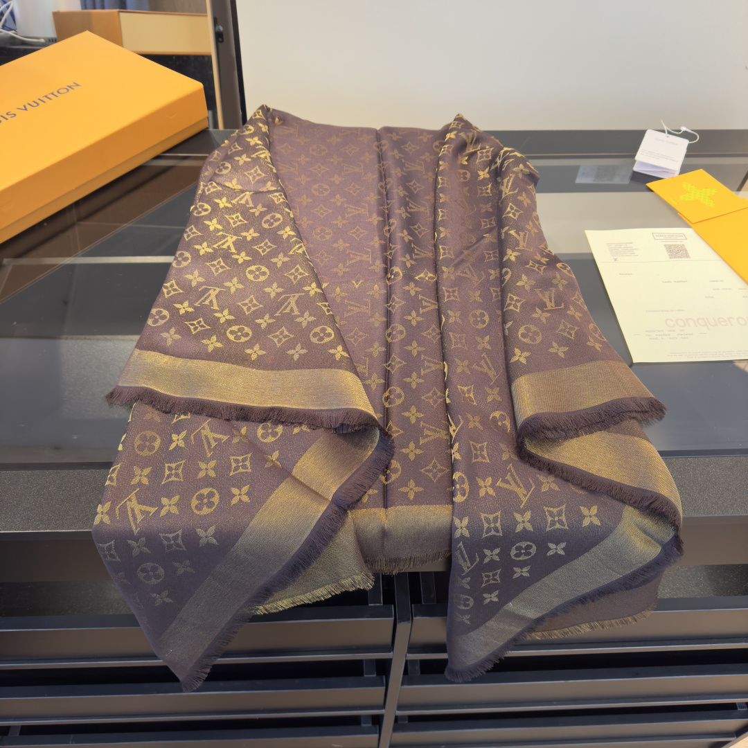 Louis Vuitton Shine 披肩臻选染色丝线与柔软的卢勒克斯金属丝 以奢华浪漫的提花织纹演绎 Monogram 图案