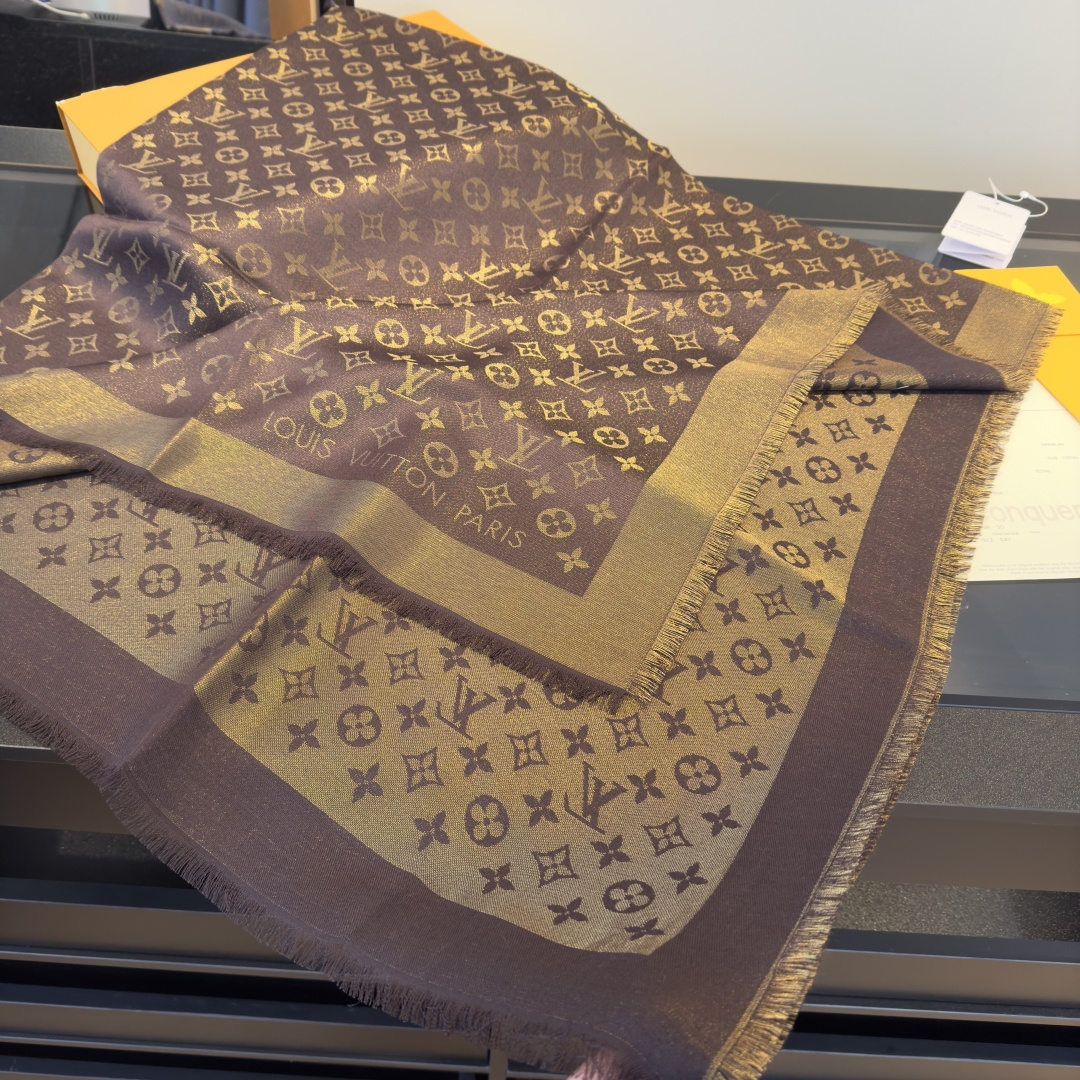Louis Vuitton Shine 披肩臻选染色丝线与柔软的卢勒克斯金属丝 以奢华浪漫的提花织纹演绎 Monogram 图案