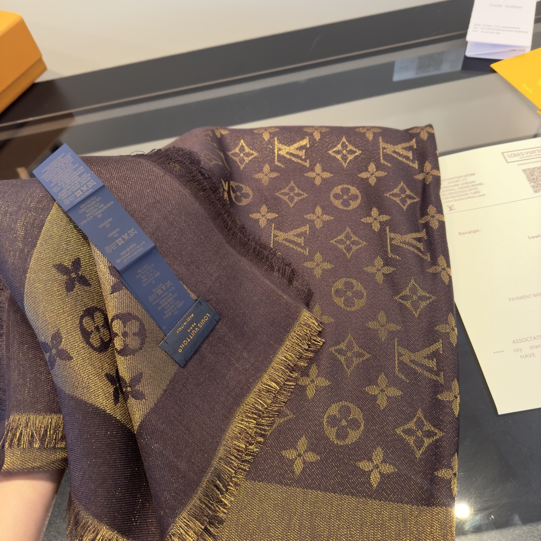 Louis Vuitton Shine 披肩臻选染色丝线与柔软的卢勒克斯金属丝 以奢华浪漫的提花织纹演绎 Monogram 图案